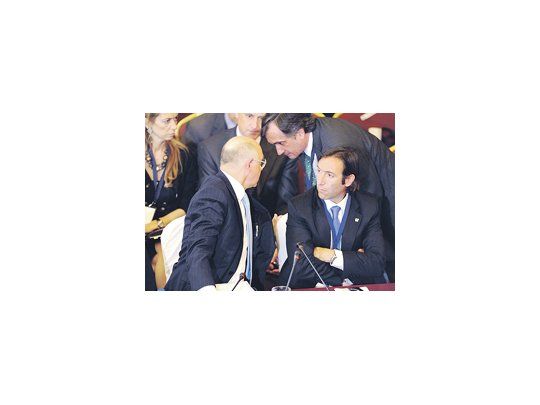 El canciller, Héctor Timerman; el ministro de Economía, Hernán Lorenzino; y la ministra de Industria, Débora Giorgi, en una de las negociaciones sin fin que incluyó ayer la cumbre del Mercosur.
