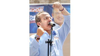 ámbito.com | Felipe Calderón, candidato del PAN (centroderecha),se dirige a sus partidarios en Guanajuato.Desplazó al izquierdista LópezObrador en las encuestas.