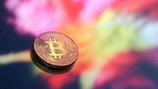 El Bitcoin podría subir 65% para fin de año, según proyecciones de banco británico.