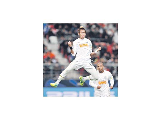 Neymar festeja con efusividad su gol. Santos derrotó 3 a 1 a Kashiwa Reysol de Japón y es finalista del Mundial de Clubes.