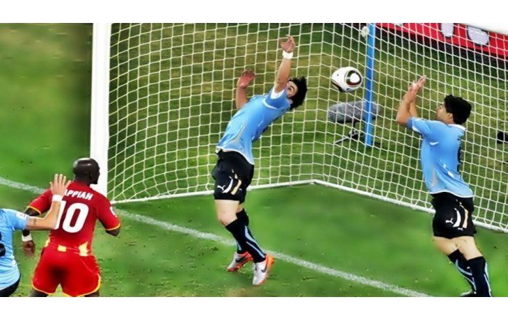 Esta recordada jugada del Mundial 2010, con el nuevo reglamento que se va a debatir, finalizaría en gol y no penal.