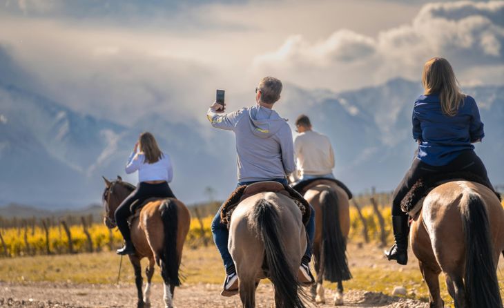 Cabalgatas y recorridas entre viñedos y vistas hacia las montañas también forman parte de las actividades que se pueden realizar en Mendoza Cabalgatas y recorridas entre viñedos y vistas hacia las montañas también forman parte de las actividades que se pueden realizar en Mendoza