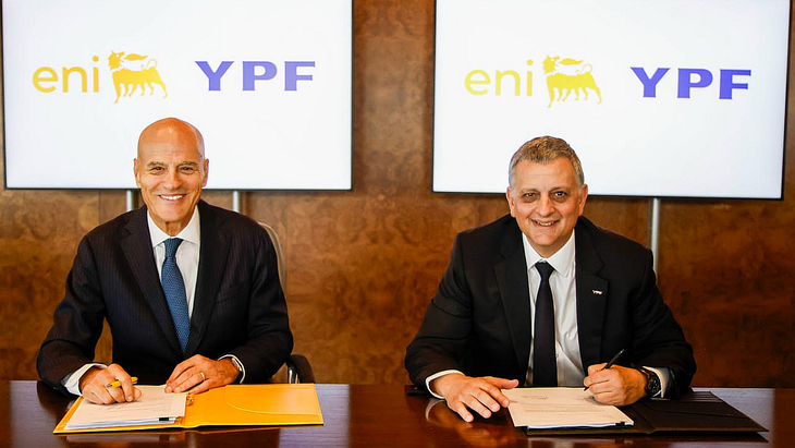 Horacio Marin, presidente y CEO de YPF, y el italiano Claudio Descalzi, CEO de Eni.