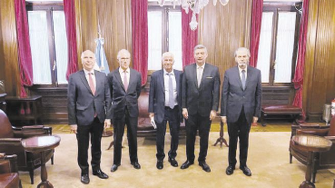 escuchado. Mariano Cúneo Libarona (centro) inició contacto con los jueces (de izquierda a derecha) Ricardo Lorenzetti, Carlos Rosenkrantz, Horacio Rosatti y Juan Carlos Maqueda.