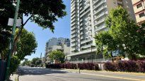 Avenida San Martín, eje central del nuevo desarrollo urbano en La Paternal, con edificios modernos y locales gastronómicos (Foto: Click Aparts)