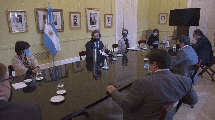El jefe de Gabinete, Santiago Cafiero, lidera la reunión del gabinete económico.
