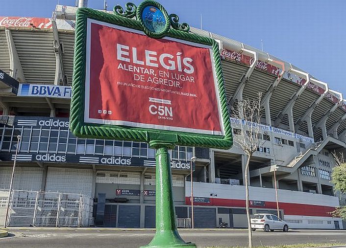 Los carteles exhiben distintas frases que reflexionan sobre temas sociales trascendentes.