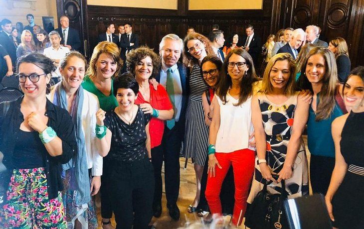 La Ley Micaela, sancionada en 2018 por el Congreso de la Nación, establece la capacitación obligatoria en la temática de género y violencia contra las mujeres para todas las personas que se desempeñen en los poderes Ejecutivo, Legislativo y Judicial de la Nación, lo que hoy cumplió el presidente Alberto Fernández junto a todo su gabinete.