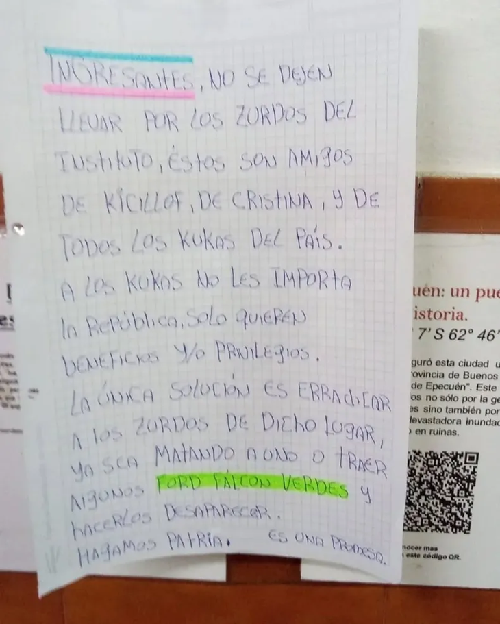La amenaza estaba escrita a mano en una hoja de cuaderno. La amenaza estaba escrita a mano en una hoja de cuaderno.