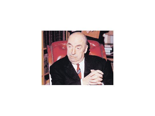 Pablo Neruda murió en 1973, poco después del golpe de Pinochet. Un testimonio clave del chofer del poeta lleva hoy a presumir que se trató de un asesinato.
