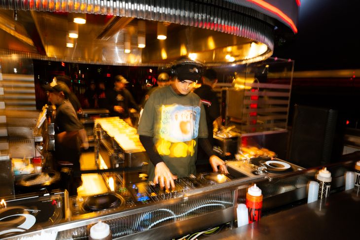 La nueva terraza al aire libre y la estructura tubular remiten a la estética de los grandes festivales de música y refuerzan el espíritu social de la marca. La nueva terraza al aire libre y la estructura tubular remiten a la estética de los grandes festivales de música y refuerzan el espíritu social de la marca.