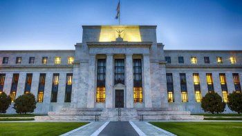 La FED mantiene bajas las tasas de interés para fomentar la reactivación económica.