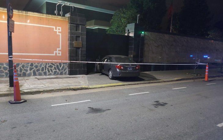Intervino personal de la comisaría comunal 12, del Grupo Especial de Rescate (GER) de bomberos de la Ciudad y de la Policía Federal que custodiaba el lugar.
