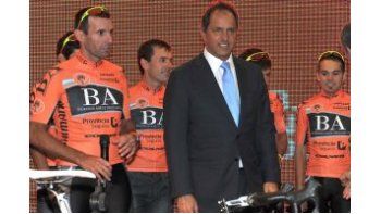 ámbito.com | Daniel Scioli estuvo en la presentación de los Cascos Naranjas 2014.