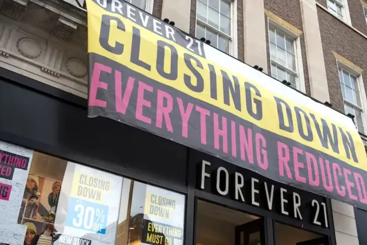 Forever 21 knew how to be an icon of the Fast Fashion in the US and in the world. However, the company is going through a new bankruptcy order in just 6 years.