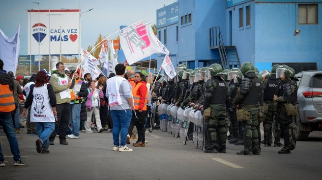 Los docentes de Río Negro se movilizaron en Cippoletti y Gendarmería avanzó sobre los manifestantes.