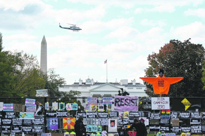 al-asalto-la-casa-blanca-al-fondo-rodeada-una-reja-seguridad-la-que-detractores-donald-trump-expresa