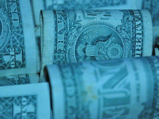 El dólar blue cayó $7 en las últimas 4 ruedas y la brecha quedó cerca de perforar el 100%.