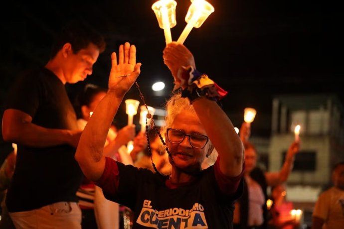 Venezolanos aguardan por la excarcelación de presos políticos.