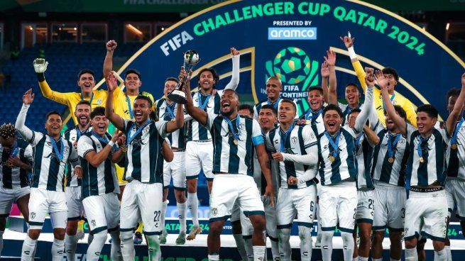 El plantel de Pachuca levanta el trofeo ganado por la&nbsp;“Challenge Cup” al vencer al&nbsp; Al-Ahly de Egipto.