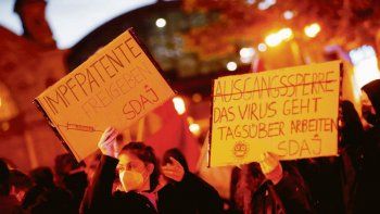 TAMBIÉN EN LA CALLE. Varios países del mundo han sido escenario en las últimas semanas de manifestaciones a favor de la suspensión de las patentes de las vacunas contra el nuevo coronavirus. También Alemania (foto), aunque el Gobierno de Angela Merkel rechaza esa posibilidad.