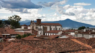 El pueblo mágico de Michoacán junto a un lago que guarda la magia de cinco templos del siglo XIII