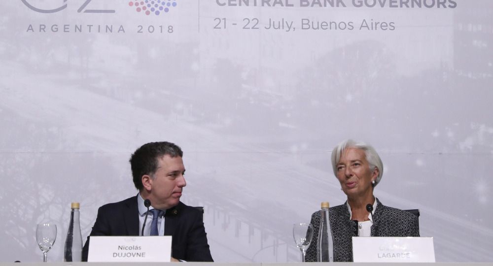 Nicolás Dujovne mira antentamente a la titular del FMI, Christine Lagarde.