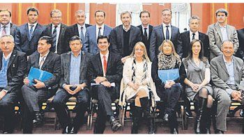ámbito.com | COMPROMETIDOS. El Gobierno quiere ejecutar la cláusula que todos los gobernadores firmaron el 2 de agosto, donde se comprometieron a la prudencia fiscal, y que el proyecto de Ganancias jaquearía.