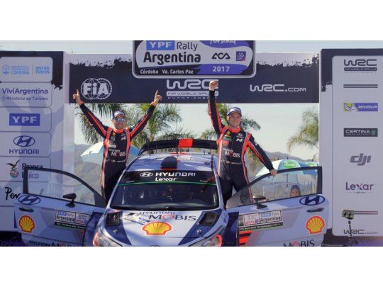 El belga Neuville y su copiloto celebran en el Rally de Argentina.