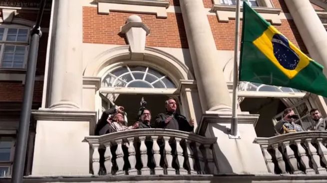 Jair Bolsonaro y su discurso desde el balcón de la embajada de Brasil en Londres.