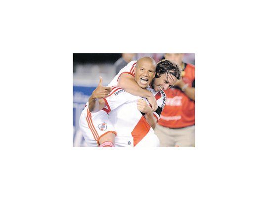 Carlos Sánchez lo grita con todo, mientras  Domínguez se le cuelga del cuello. River ganó y terminó el año segundo.