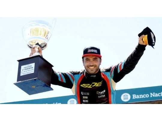 Mariano Altuna festeja en el podio de Paraná. (Foto prensa Top Race v6).