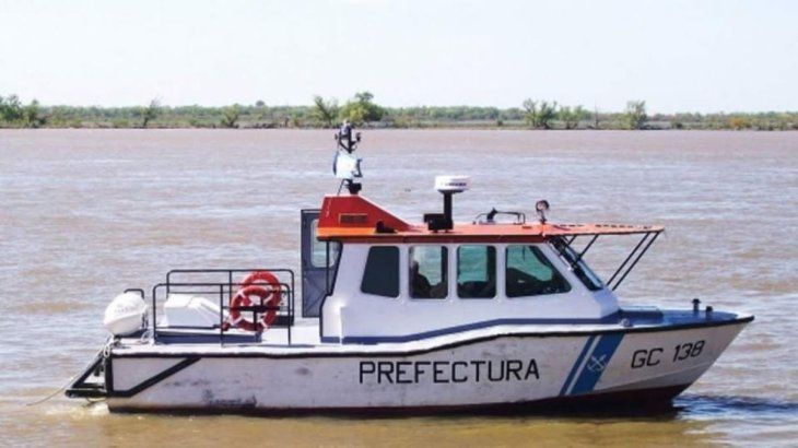 La mujer que viajaba con Ibarra fue rescatada por pescadores y relató que la lancha “se hundió en segundos”. La mujer que viajaba con Ibarra fue rescatada por pescadores y relató que la lancha “se hundió en segundos”.