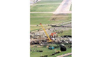 ámbito.com | El presidente de la junta que investiga accidentes aeronáuticosfue relevado a raíz de una denuncia sobre irregularidadesvinculadas al siniestro del avión de LAPA (foto) ocurridoen agosto de 1999.