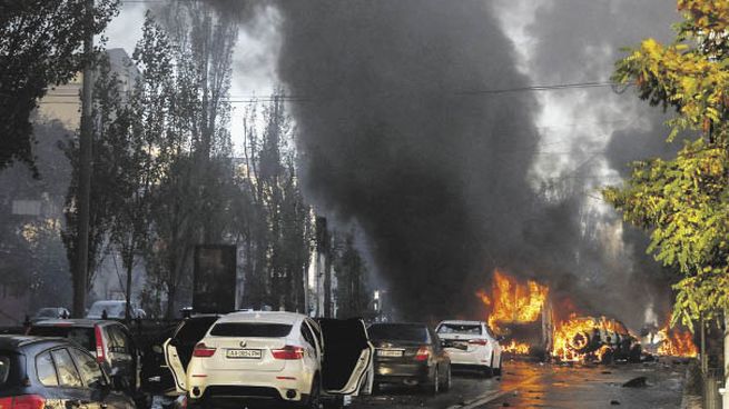 GOLPE AL CORAZÓN. Un bombardeo ruso contra Kiev provocó ayer graves daños a la población civil.