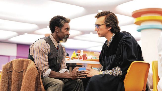 Ruido de fondo. Don Cheadle y Adam Driver intercambian confidencias universitarias en el film.