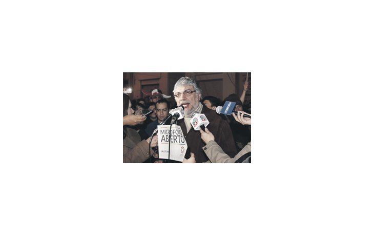 Fernando Lugo cambió en su postura inicial de aceptar el veredicto del Senado. Ahora promete resistir, según declaró en un acto ayer a la madrugada.