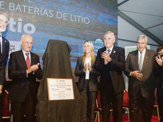 PLACA. Morales junto al vicegobernador Haquim, el vicecanciller Gustavo Zlauvinen, y el embajador de Italia, Giusseppe Manzo, entre otros.