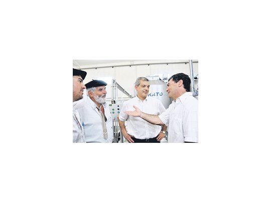 El ministro de Agricultura, Julián Domínguez, junto al presidente de la empresa Quirolac y a productores de la zona de 9 de Julio, en la provincia de Buenos Aires.