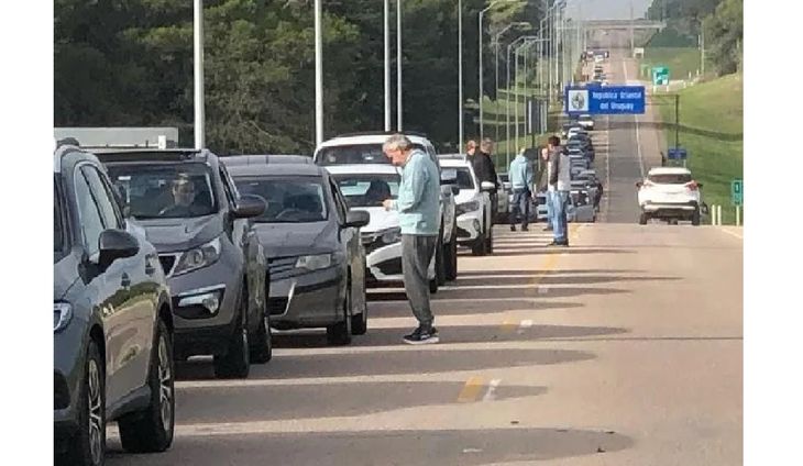 The exchange rate difference with Argentina is one of the big problems for Uruguay and deepens the inconveniences of an expensive local economy. The exchange rate difference with Argentina is one of the big problems for Uruguay and deepens the inconveniences of an expensive local economy.