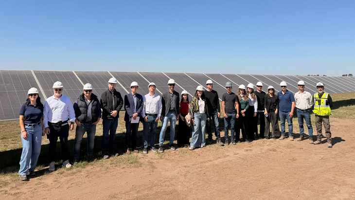 Desde la ruta, entre aerogeneradores, pisando nuevas estaciones transformadoras y viendo paneles solares, lo que aparece es el intento de modificar una matriz económica utilizando la energía como una de sus principales herramientas de transformación.