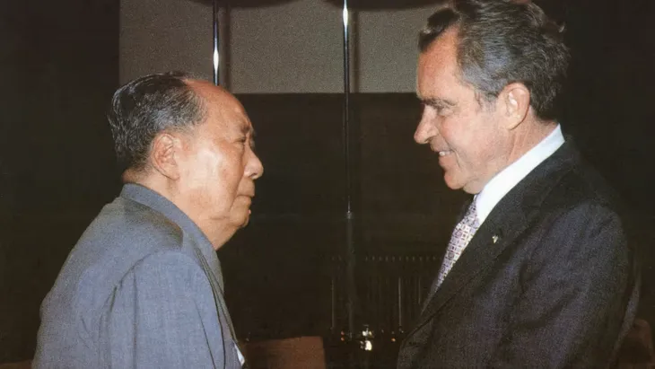 Febrero de 1972, Mao Tse Tung y Richard Nixon se encuentran por primera vez en Beijing. Los chinos siempre supieron jugar sus cartas para negociar con los EE.UU., ya fuera contra los rusos o para obtener ventajas comerciales. Conocen el juego del “hombre loco” y no caen en la trampa.