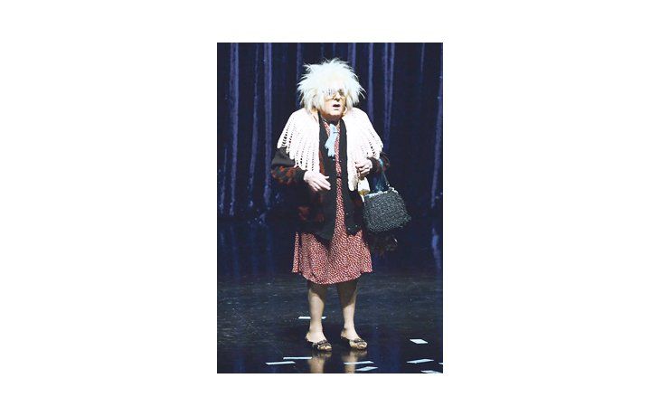 ámbito.com | Personajes como la abuela, o la empleada pública, ratifican el enorme talento de Antonio Gasalla en un show en el que también brillan sus buenos reflejos para la improvisación y el feedback con el público.