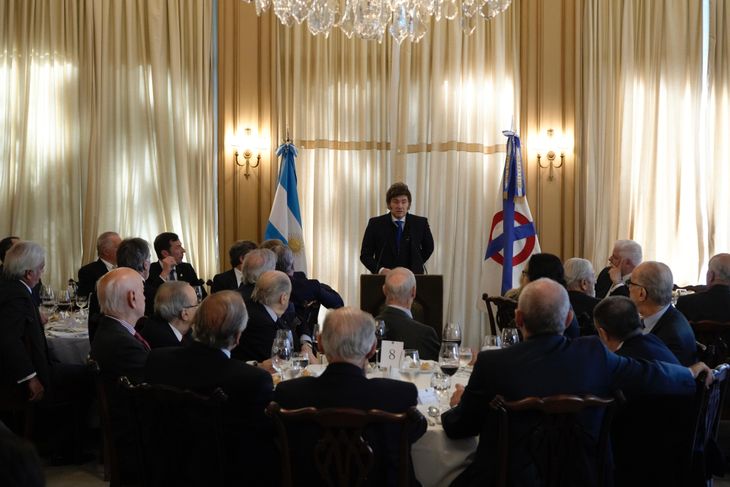 Milei le pidió a los socios del Jockey Club que retiren el cocodrilo del bolsillo.