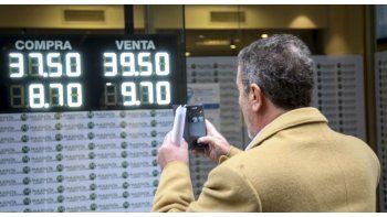ámbito.com | Los anuncios oficiales no calmaron al dólar, que trepó 2,7% a $ 39,04 (BCRA debió vender u$s 100 M para frenarlo)
