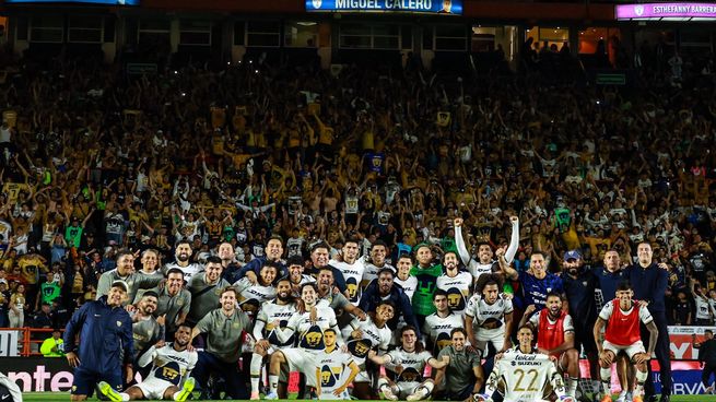 Pumas le ganó a Pachuca y el plantel completo festeja haber quedado tras el partido en lo más alto de la Tabla General, Después el festejo fue total en el avión pues Chivas no pasó del empate. Con el triunfo de los Universitario habrá clásico capitalino en la Liguilla entre Pumas y América.
