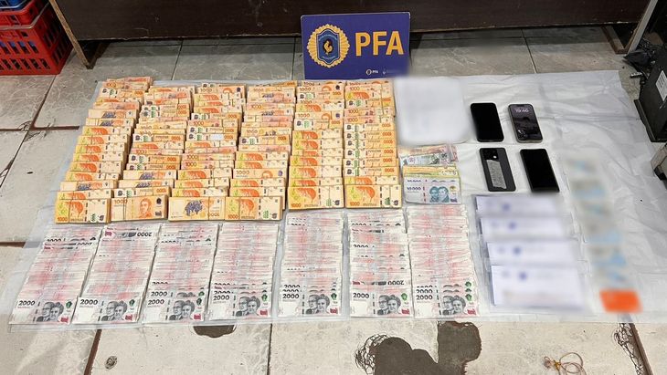 Dinero y documentos decomisados en Morón. Dinero y documentos decomisados en Morón.