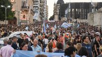 Movilización en Rosario contra el DNU de Javier Milei.