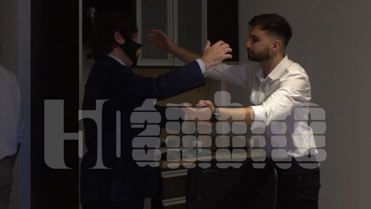 El efusivo saludo entre Javier Milei y Mauricio Novelli en 2022. El efusivo saludo entre Javier Milei y Mauricio Novelli en 2022.