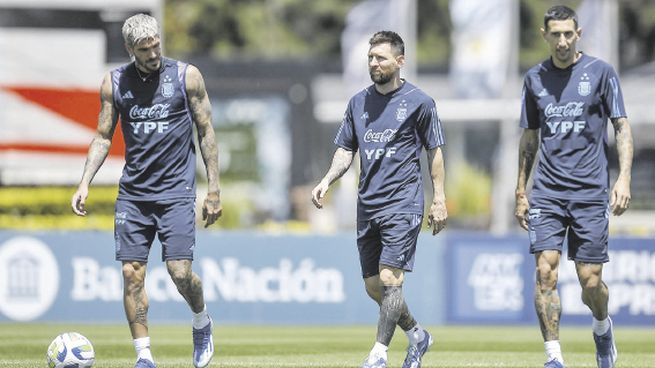 se baja el telón. De Paul, Messi y Di María entrenan durante la práctica de ayer por la mañana en Ezeiza, la última del año antes del partido de esta noche frente a Brasil. “Fideo” pica en punta para entrar por Nico González.